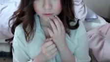 Japonesa enseñando las tetas por la webcam